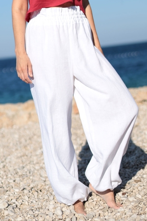 Tureckie spodnie lniane wykonane ze zmiękczanego lnu. Materiał, z którego uszyto te spodnie haremowe, jest przewiewny i