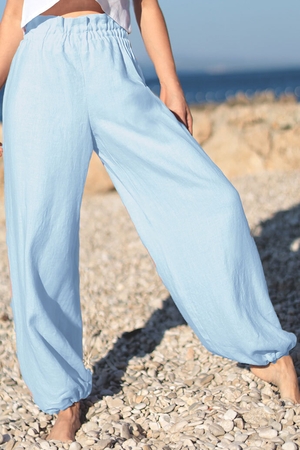 Tureckie spodnie lniane wykonane ze zmiękczanego lnu. Materiał, z którego uszyto te spodnie haremowe, jest przewiewny i