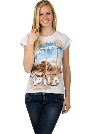 Damski t-shirt bawełniany. Przednia część z napisem i nadrukiem safari, tylna część monochromatyczna. T-shirt ma