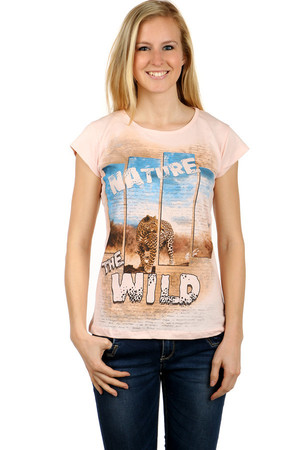 Damski t-shirt bawełniany. Przednia część z napisem i nadrukiem safari, tylna część monochromatyczna. T-shirt ma