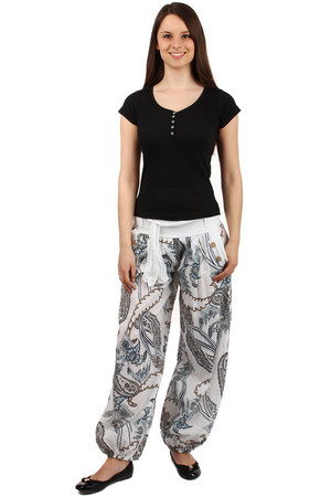 Stylowe, wzorzyste spodnie damskie o luźnym kroju - spodnie haremowe z ozdobnym paskiem i guzikami. szeroka gama kolorów