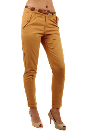 Bawełniane spodnie damskie z charakterystycznymi kieszeniami i brązowym paskiem. 100% bawełna.