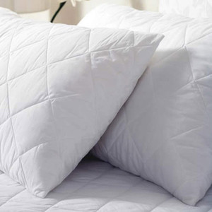 Pikowana poduszka, odpowiednia dla alergików. Szwy mogą się nieznacznie różnić (nie wpływa to na funkcjonalność)