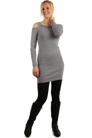 Dłuższy sweterek/sukienka z aplikacją z dżetów i wyciętymi ramionami. 65% bawełna, 35% poliester.