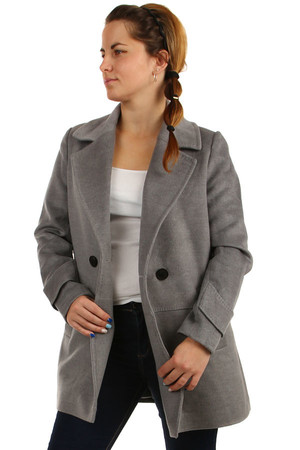 Krótki damski płaszcz oversize z guzikiem. Konstrukcja bez kaptura. Odpowiednie na zimę. 77% poliester, 20% wiskoza, 3%