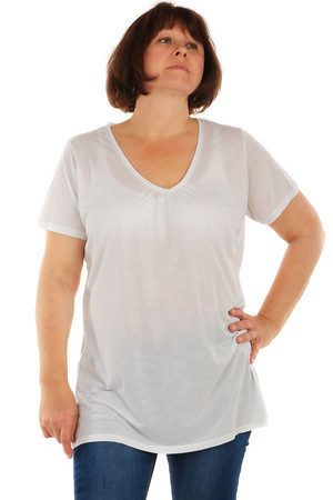 Damska koszulka w jednolitym kolorze dla kobiet o pełnej figurze. Dekolt v-neck jest lekko marszczony na środku. Krótkie
