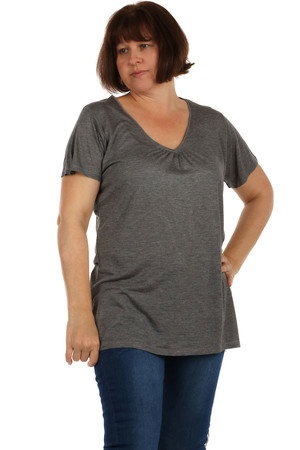 Damska koszulka w jednolitym kolorze dla kobiet o pełnej figurze. Dekolt v-neck jest lekko marszczony na środku. Krótkie