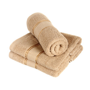 Wysokiej jakości ręcznik frotte z nowoczesnym wzorem. Wysoka wydajność ssania. Rozmiar: 70 x 140 cm. 100% bawełna.