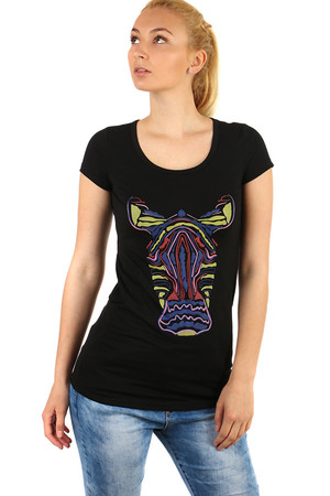 Damski bawełniany t-shirt z wizerunkiem zebry. Okrągły dekolt, krótkie rękawy. Przedłużona długość koszuli została