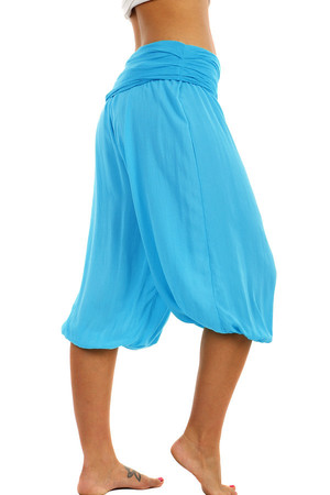 Jednokolorowe spodnie 3/4 harem w różnych pastelowych kolorach. Luźny, lejący się materiał, bardzo wygodny w noszeniu.