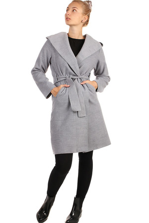 Płaszcz damski bez zapięcia wykonany z wygodnej tkaniny polarowej. Dłuższa długość długie rękawy charakterystyczny