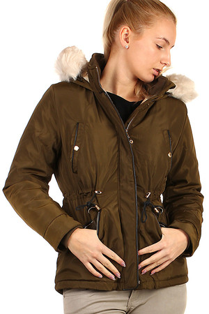 Damska krótka kurtka zimowa z futerkiem na kapturze i części podszewki. W talii można ściągnąć sznurkiem. Odpinany