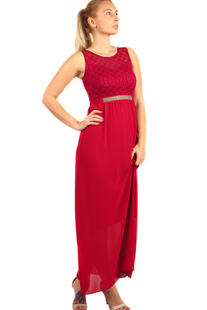 Długa bordowa sukienka z koronkową górą i aplikacją z dżetów w talii. Uniwersalny design odpowiada rozmiarom XS-M. 95%