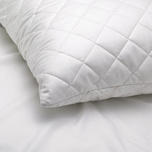 Pikowana poduszka, odpowiednia dla alergików. Szwy mogą się różnić (nie wpływa na funkcjonalność) Rozmiar 40×60 cm.