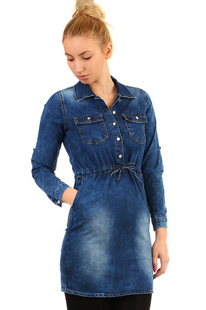 Damska sukienka jeansowa z shirringiem.Rękawy można nosić długie lub trzy-czwarte, zabezpieczone guzikiem. Odcień