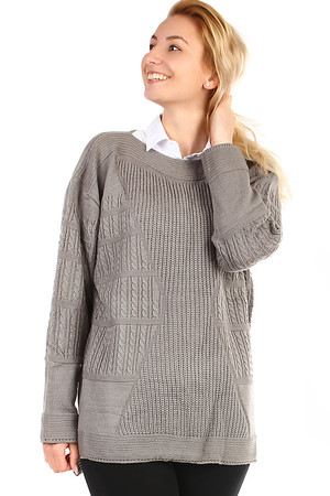 Damski dzianinowy sweter oversize z wzorem. Długie rękawy. Z lekko rozciągniętymi plecami. Luźny krój - odpowiedni