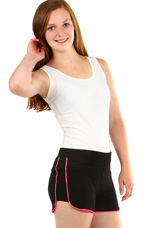 Sportowe szorty damskie z bawełny z wyższym stanem i charakterystyczną lamówką. 95% bawełna, 5% elastan