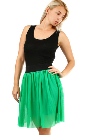 Krótka zielona spódnica damska z paskiem w talii. elastyczny pas w talii o wysokości 6 cm spódnica ma halkę nad kolano -