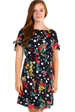 Damska krótka letnia sukienka z kwiatowym wzorem. Ozdobne wiązania na rękawach, guma w pasie i przy dekolcie. 80%