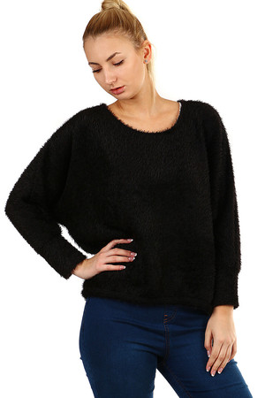 Damski sweter z futerkiem rękawy nietoperzowe i dłuższe mankiety dłuższy tył bez zapięcia przyjemny w dotyku okrągły