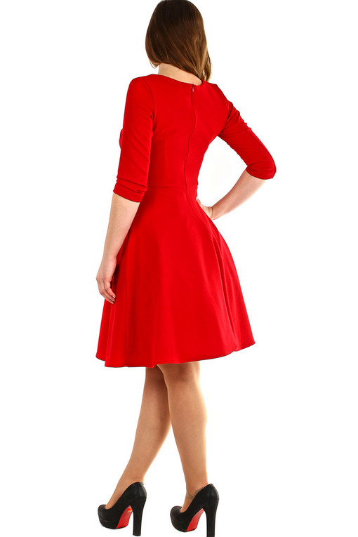Czerwona sukienka o linii A