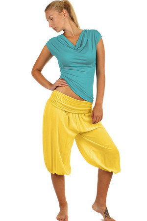 Jednokolorowe spodnie 3/4 harem w różnych pastelowych kolorach. Luźny, lejący się materiał, bardzo wygodny w noszeniu.