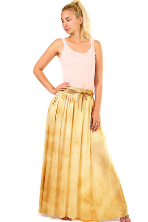 Damska letnia batikowa długa spódnica z ozdobnym paskiem. Spódnica ma elastyczną, prążkowaną talię z rozciągliwą