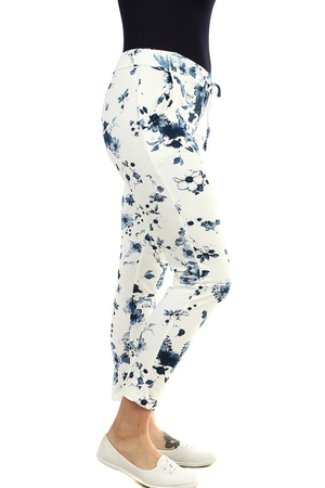 Białe damskie spodnie dresowe 7/8 z niebieskim wzorem w kwiaty skrócona długość nogi w kolorze białym z kolorowym