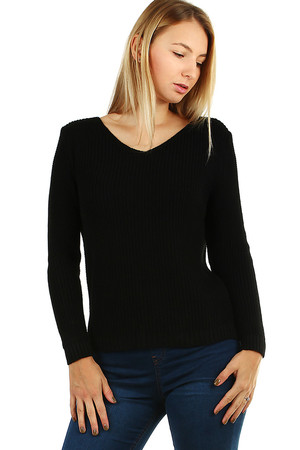 Sweter damski z długim rękawem i ozdobnymi wycięciami w kształcie litery V na plecach. Jednolity kolor średniej