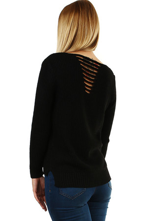 Sweter damski z długim rękawem i ozdobnymi wycięciami w kształcie litery V na plecach. Jednolity kolor średniej