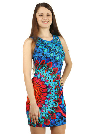 Piękna sukienka z orientalnym wzorem. Sukienka z koralikami i dżetami. Z tyłu zapięcie na suwak. 95% poliester, 5%