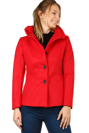 Przejściowy krótki płaszcz damski odpowiedni na jesień lub wiosnę. Dopasowany, krótszy krój zapięcie na guziki wraz
