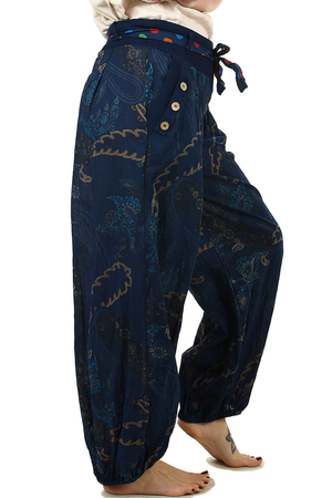 Stylowe, wzorzyste spodnie damskie o luźnym kroju - spodnie haremowe z ozdobnym paskiem i guzikami. szeroka gama kolorów