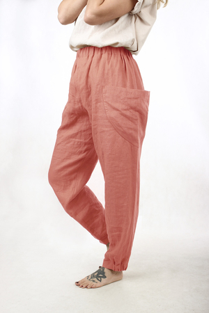 Szerokie spodnie wykonane z lekkiego, 100% lnianego materiału z dużymi kieszeniami po bokach, bardzo wygodne w noszeniu. W