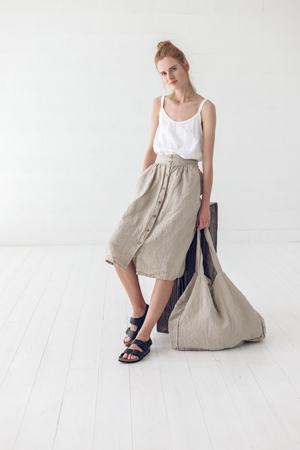 Jednobarwna spódnica wykonana w 100% z lnu w modnej długości midi dla pań w każdym wieku. talia o wysokości 5,5 cm jest