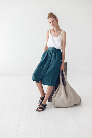 Jednobarwna spódnica wykonana w 100% z lnu w modnej długości midi dla pań w każdym wieku. talia o wysokości 5,5 cm jest