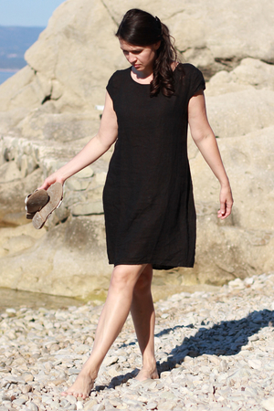 Ponadczasowa lniana sukienka damska z kieszeniami idealna na lato. jednolity kolor projektu luźny, zwiewny krój długość