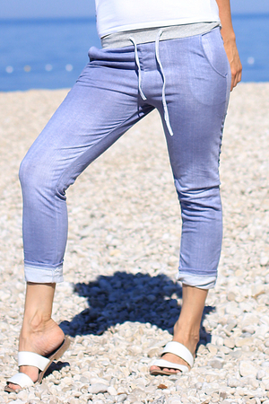 Granatowe spodnie dresowe damskie o długości 7/8. Żebrowana szara dzianina z elastycznym paskiem w talii i sznurkiem do