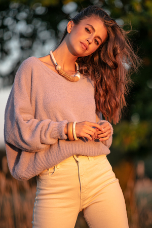 Damski krótki sweter: krótka długość w talii futrzany elastyczna materiał płynący długie rękawy V-neck odzież