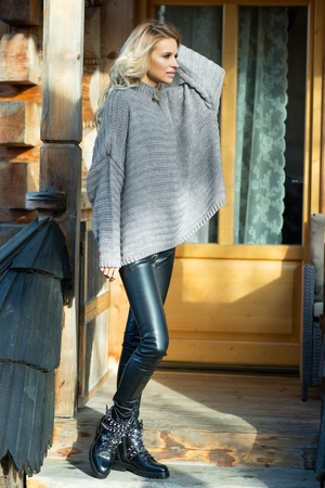 Oversizowy sweter damski: wzór prążkowany dolne szwy rękawów luźna falista stójka styl maxi/oversize delikatne kolory
