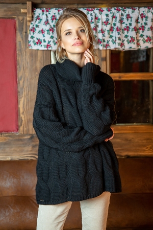 Oversizowy sweter damski z prawdziwej owczej wełny monochromatyczny design łatwe do mieszania i dopasowywania długie