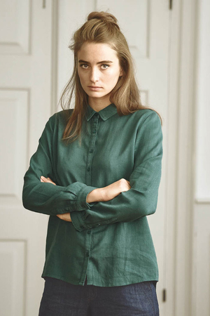 Minimalistyczna koszula z konopi i bawełny organicznej dla fanów zrównoważonej i naturalnej mody od niemieckiej marki
