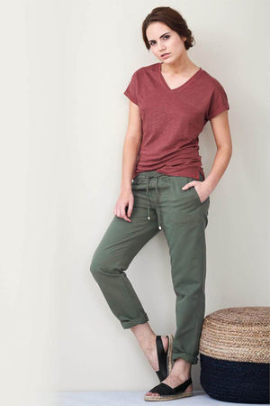 Damskie długie spodnie z bawełny organicznej i lnu od niemieckiego producenta Living Crafts. wykonane z materiałów