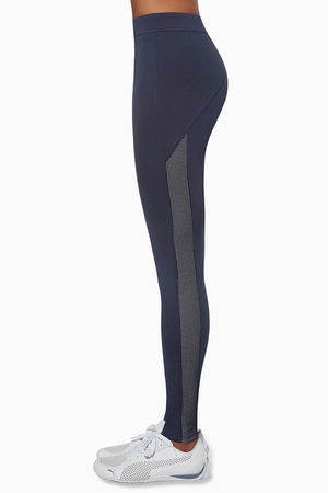 Piękne legginsy sportowe z kontrastowym paskiem po bokach wykonane z funkcjonalnego oddychającego materiału ARCHROMA o