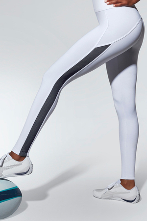 Piękne legginsy sportowe z kontrastowym paskiem po bokach wykonane z funkcjonalnego oddychającego materiału ARCHROMA o