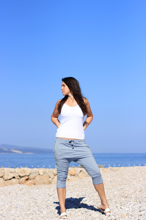 Bawełniane spodnie damskie typu baggy z lekko obniżonym stanem w długości 3/4 cropped. jednolity kolor elastyczna talia i