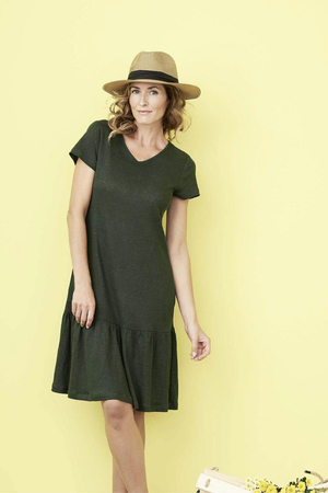 Kobiece lato lniana sukienka niemieckiej marki Living Crafts krój lekko w kształcie litery A krój dekoltu w kształcie