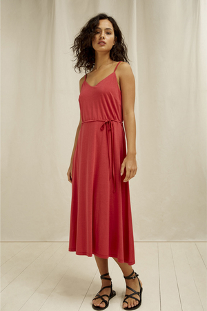 Minimalistyczna sukienka damska z paskiem spaghetti od marki sustainable fashion People Tree biobawełna i lyocell (tencel)