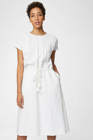 Piękna biała damska sukienka z krótkim rękawem idealna na lato monochromatyczny wzór luźny krój w ładnej długości