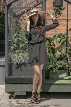 Nowoczesna damska krótka sukienka z długim rękawem krój V wiązanie przy dekolcie rękawy 3/4 wykończone gumką gumka